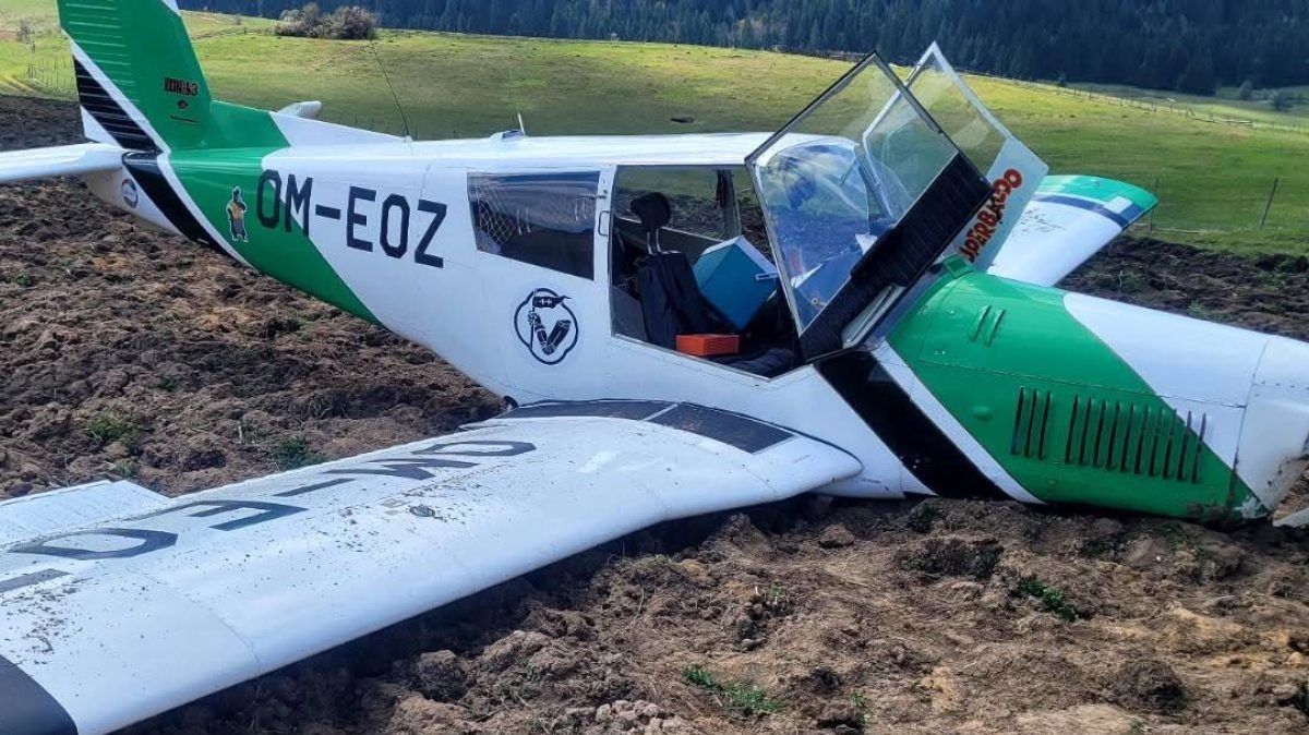 Privatni avion iz Slovačke prinudno sletio na oranicu na Vlašiću: Dvojica putnika povrijeđeni